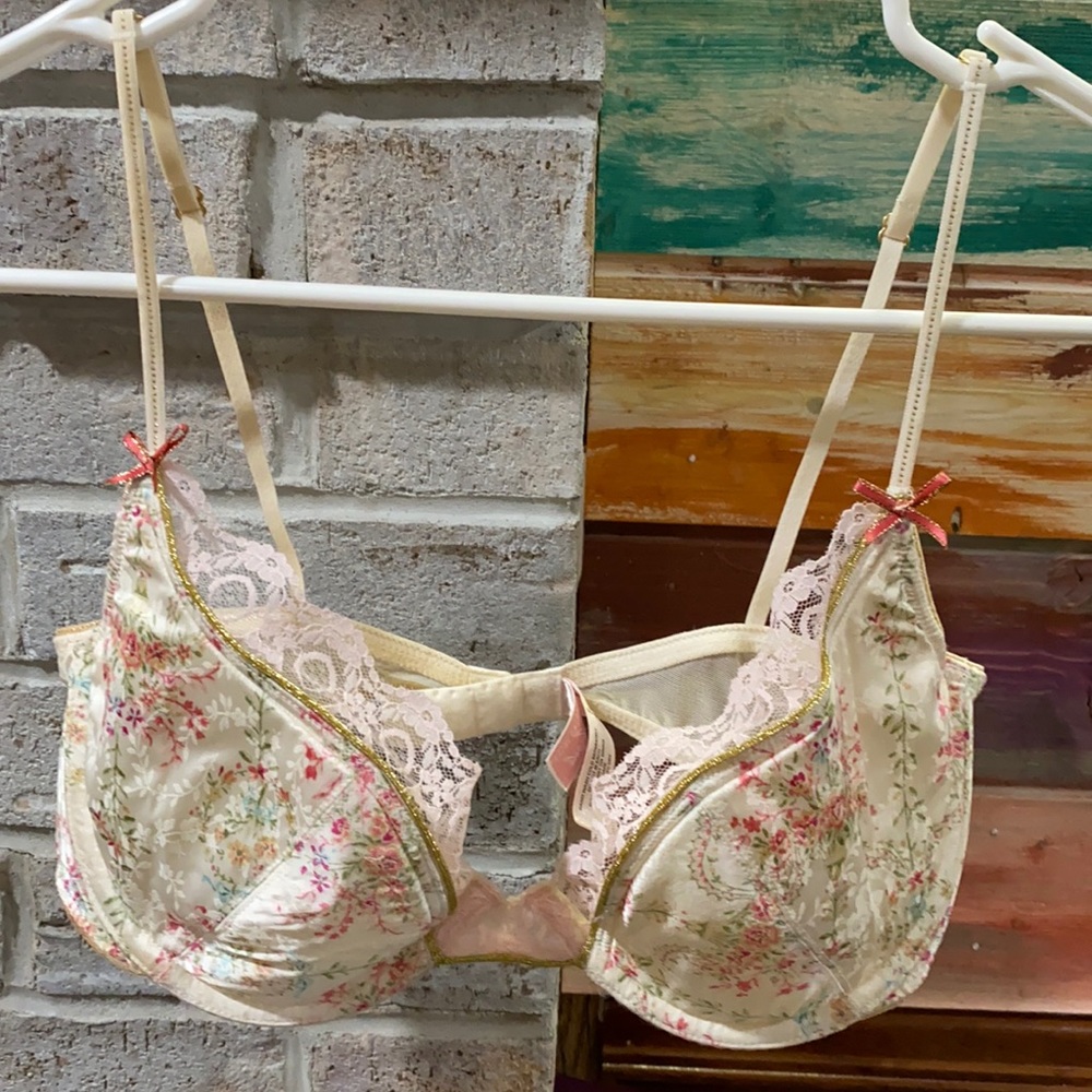 Like new, gently worn lined demi bra with floral pattern with pink lace